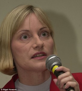 article-2213063-002B3E7500000258-173_468x514